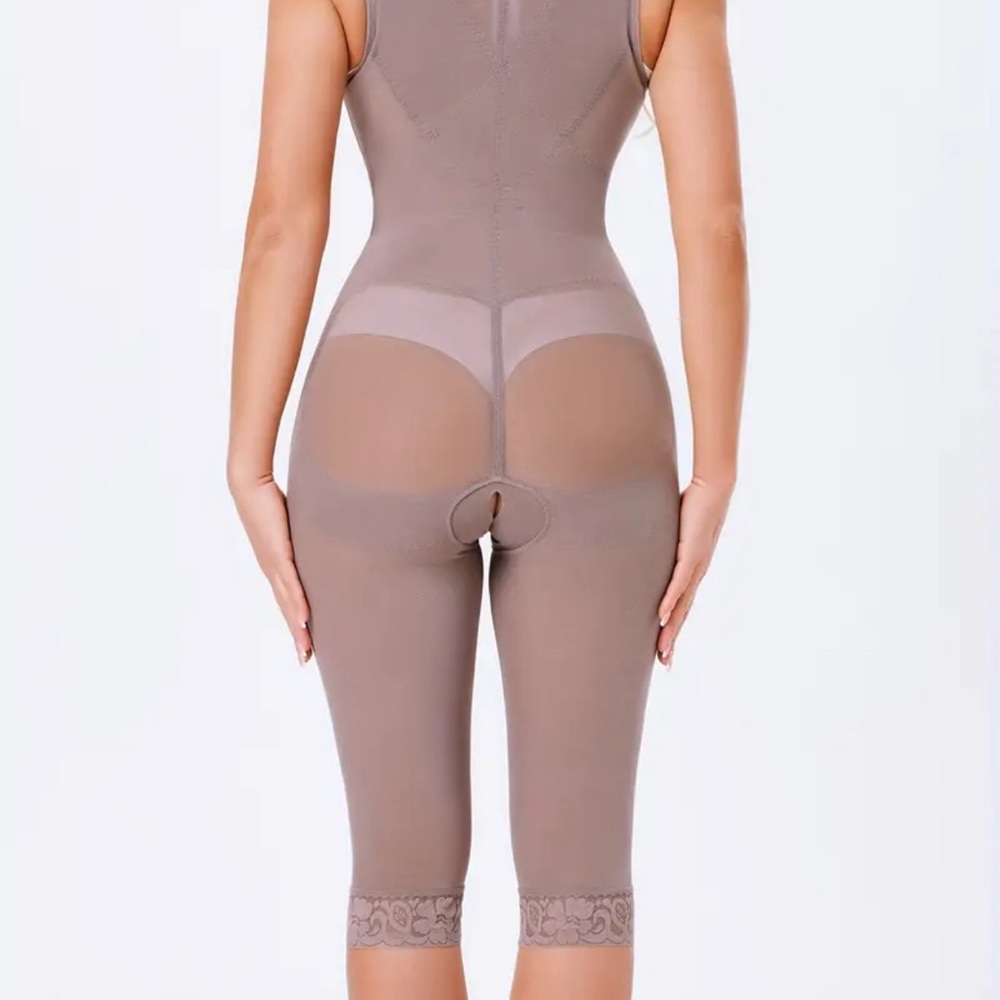 This girdl is super thin but it molds the clothes very well, how spectacular